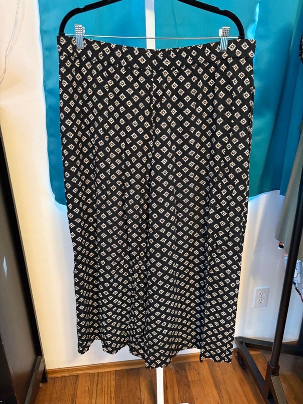 GAP Black and White Wide-Leg Pants with Diamond Print
